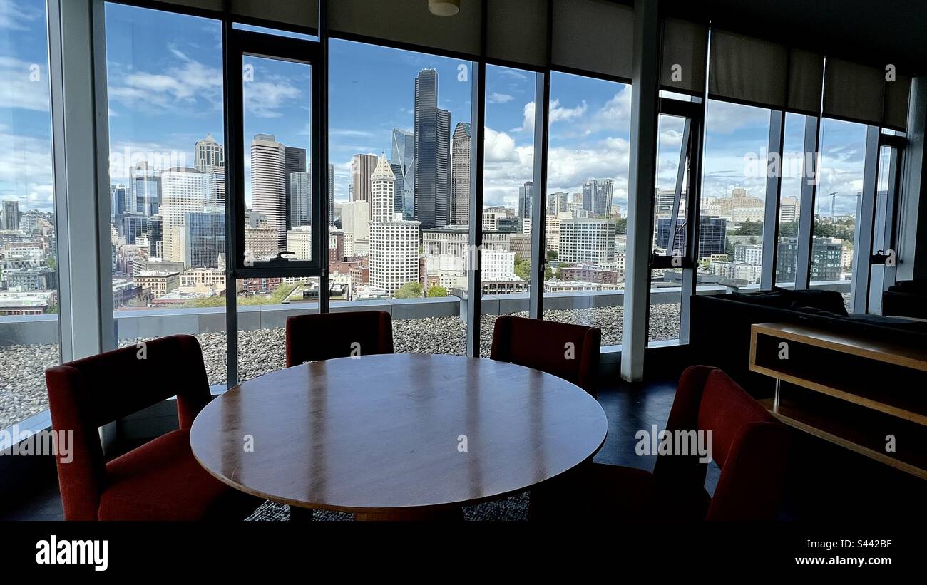 Splendida vista dello skyline del centro di Seattle degli edifici storici e degli uffici più recenti dalla sala riunioni sul tetto in un bellissimo pomeriggio di sole. Foto Stock