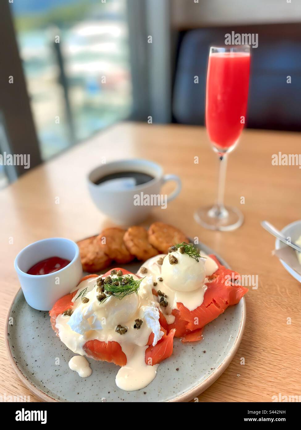 Affumicare il Benny di salmone con una Mimosa di Arancio di sangue in Tofino a 1909 Kitchen. - Immagine stock catturata con smartphone
