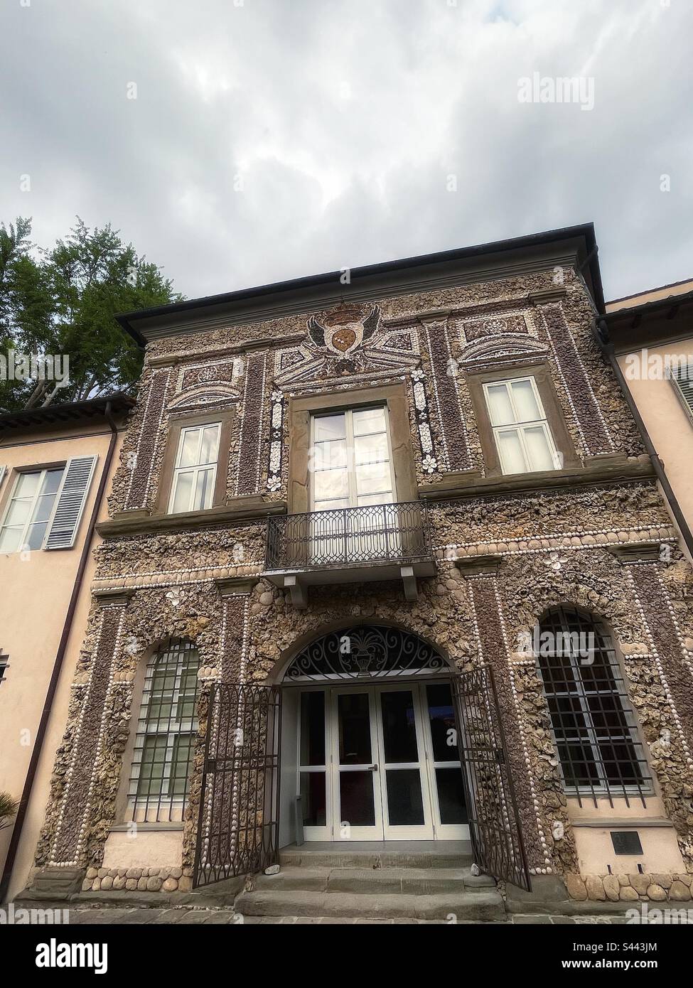 Palazzo delle conchiglie o Palazzo delle conchiglie a Pisa. La facciata rappresenta minerali, piante e animali con pietra, corallo e conchiglie - Immagine stock catturata con smartphone