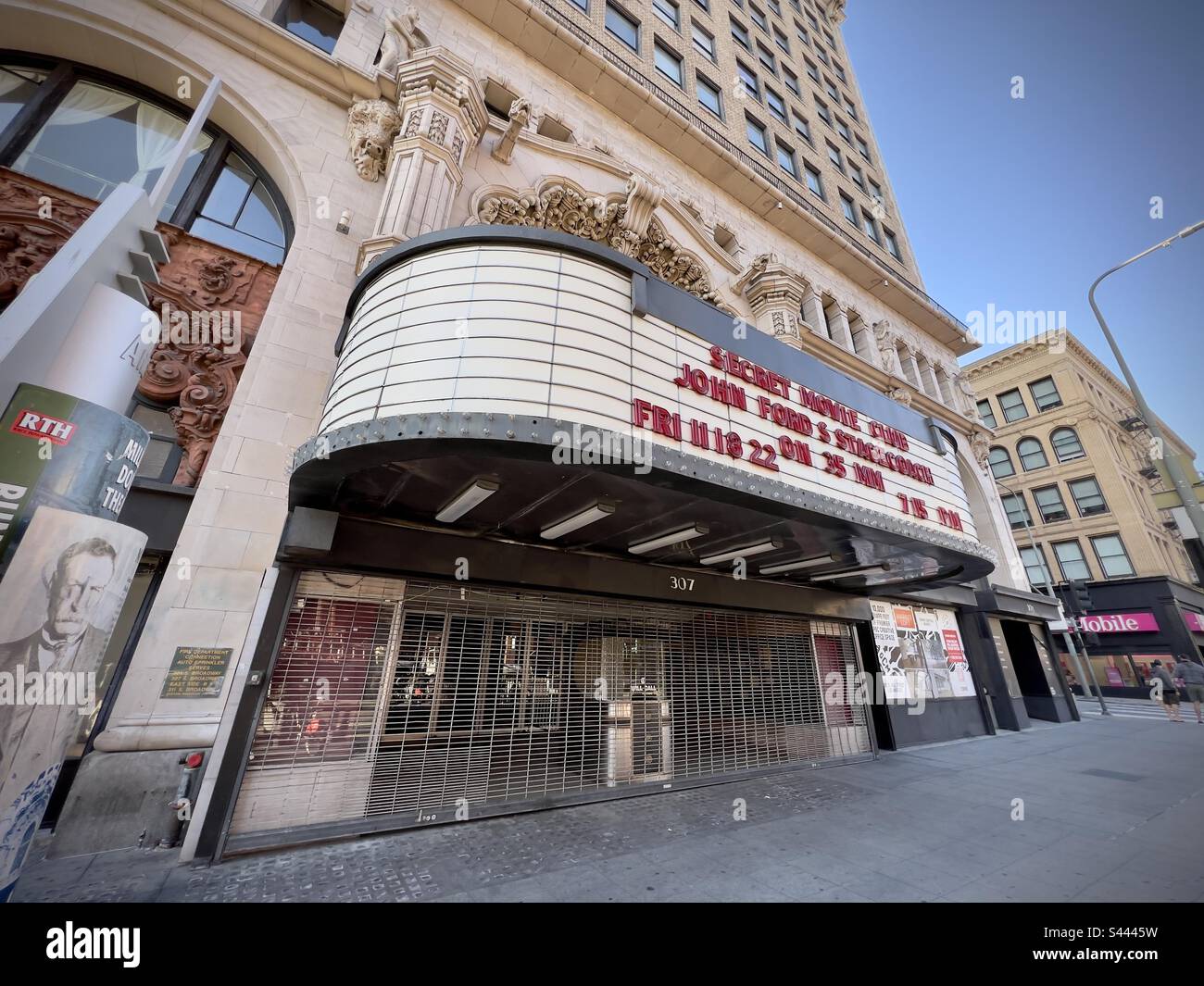 LOS ANGELES, CA, DEC 2022: Facciata storica del Million Dollar Theater a Broadway, centro città. Marquee pubblicità Secret Movie Club proiezione di Stagecoach - Immagine stock catturata con smartphone