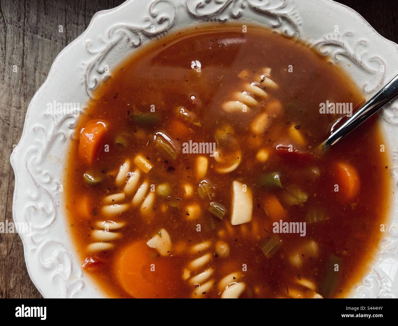 Zuppa di verdure in un recipiente bianco decorativo Foto Stock