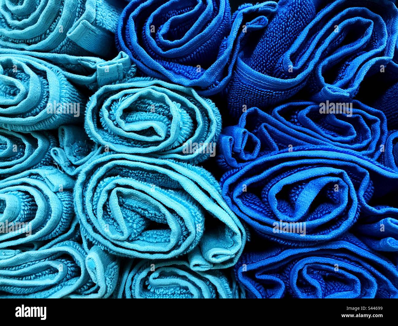 Asciugamani con involucro blu Foto Stock