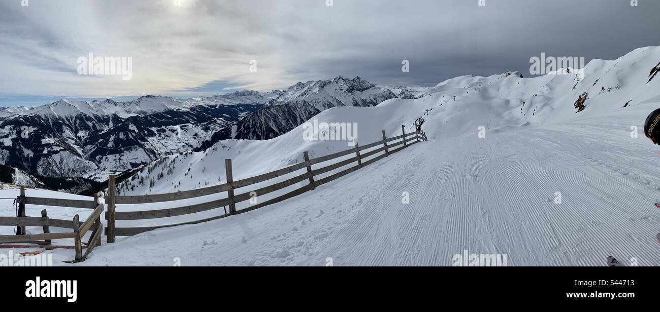 Vista sulle montagne austriache e sulle piste da sci Foto Stock