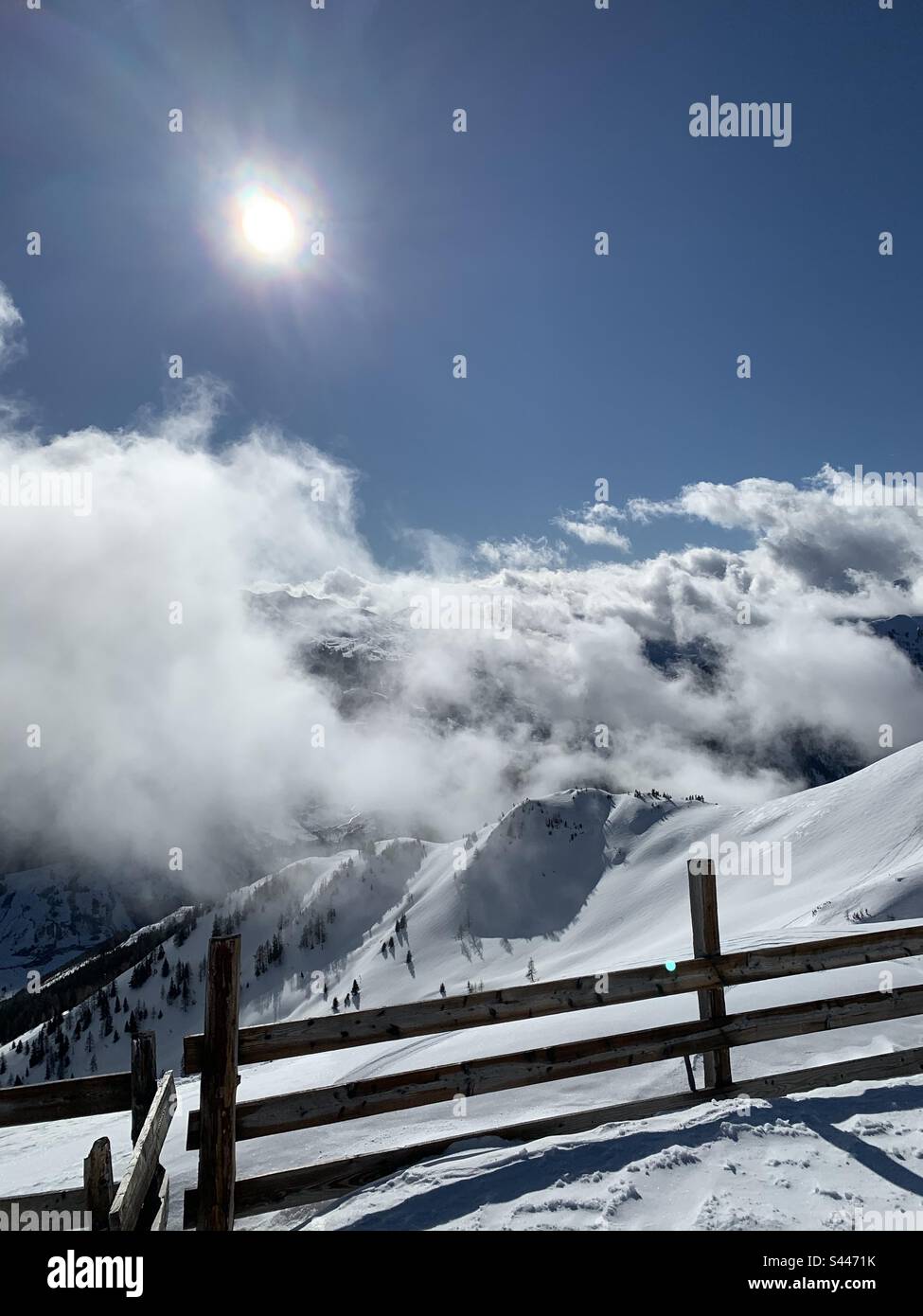 Sole splendente sulle montagne austriache Foto Stock