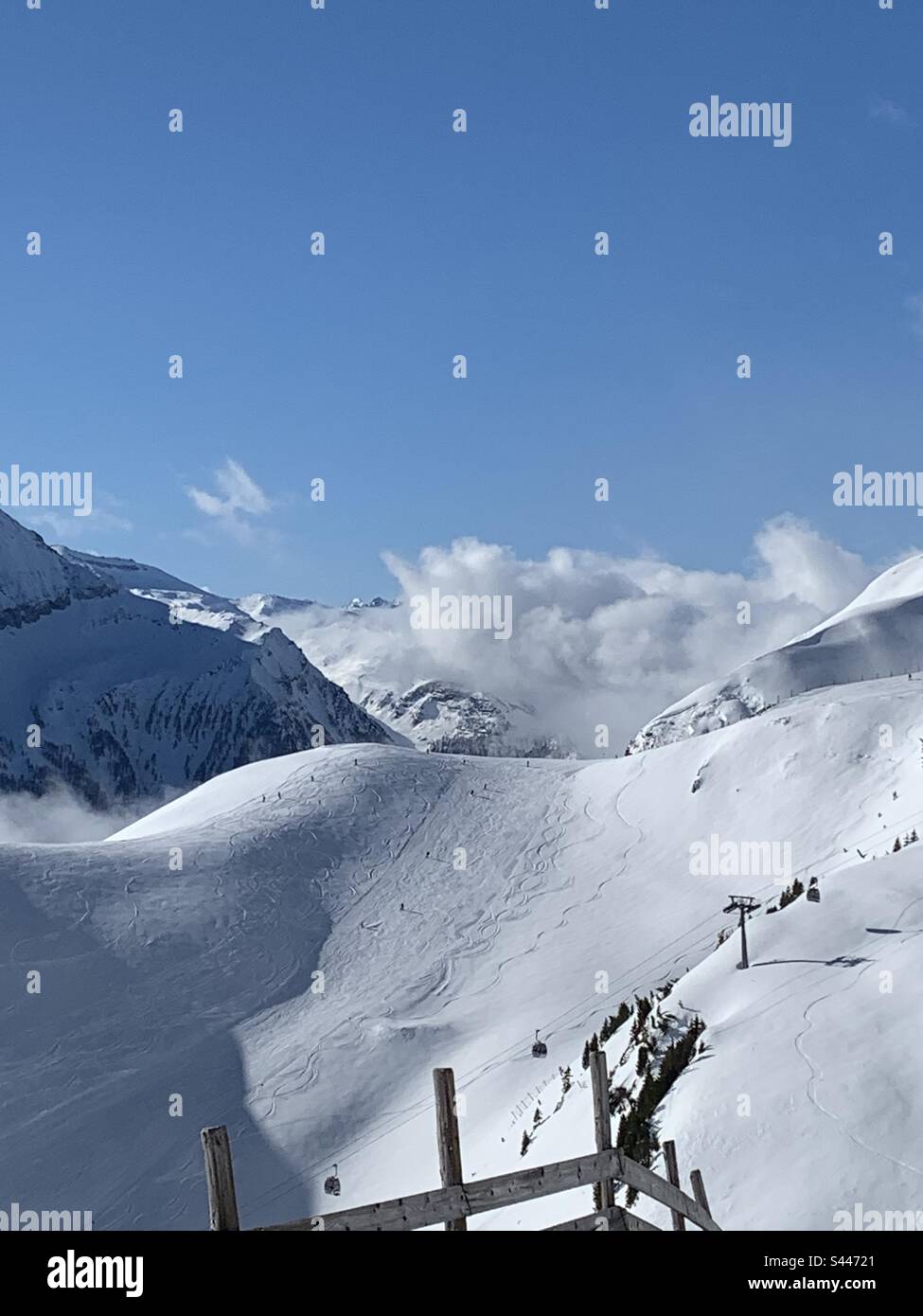 La nuvola che attraversa la montagna fino alla linea della gondola Foto Stock