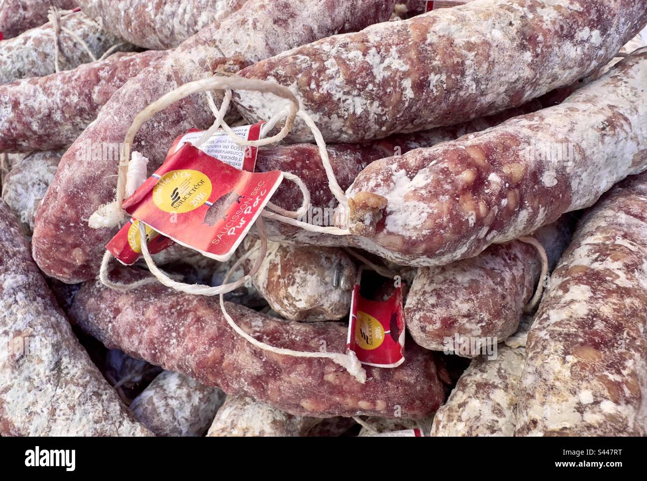 Salsicce in vendita su uno stand mercato di strada nel sud della Francia - Immagine stock catturata con smartphone