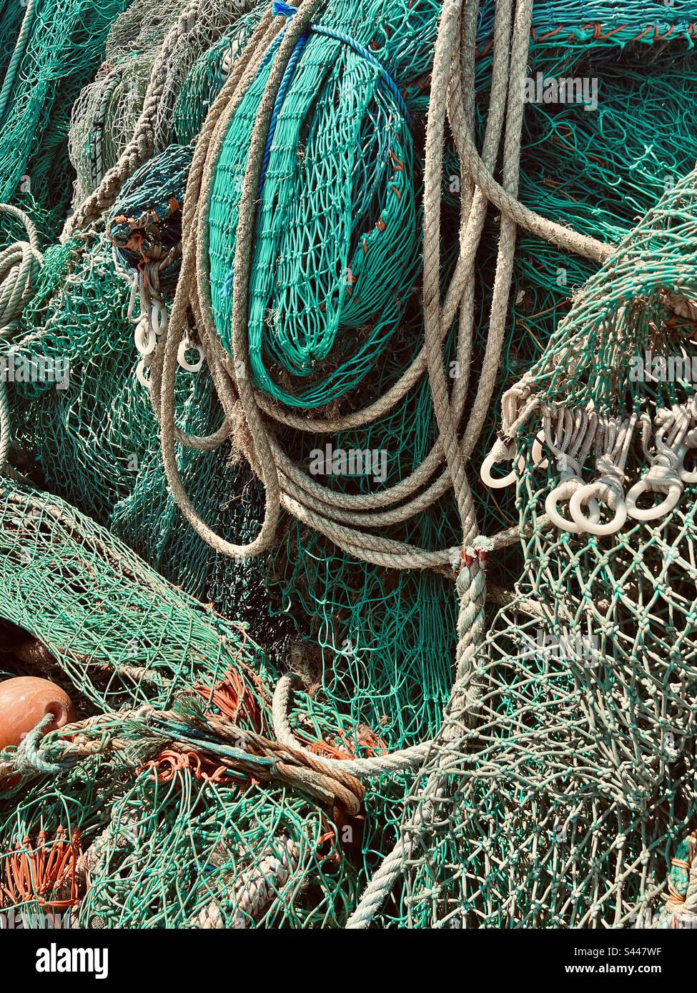 Primo piano di reti da pesca e corde per la pesca commerciale su scala industriale Foto Stock