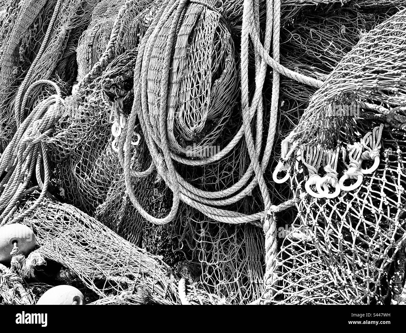 Foto in bianco e nero di reti e corde da pesca Foto Stock