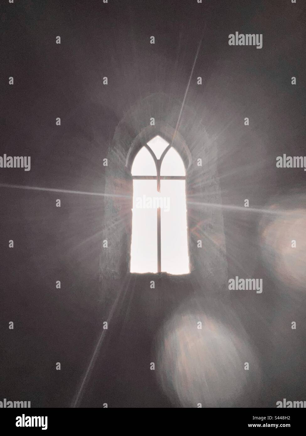 Una luce bianca e luminosa si illumina attraverso una finestra vuota e si apre all’interno della cappella di Santa Caterina, Abbotsbury Dorset Foto Stock