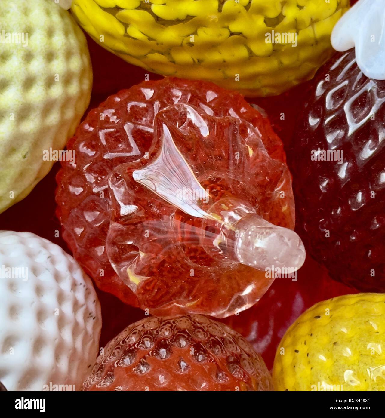 Un particolare di ornamenti di vetro, che assomigliano alla frutta molle, quali i lamponi, o le fragole Foto Stock