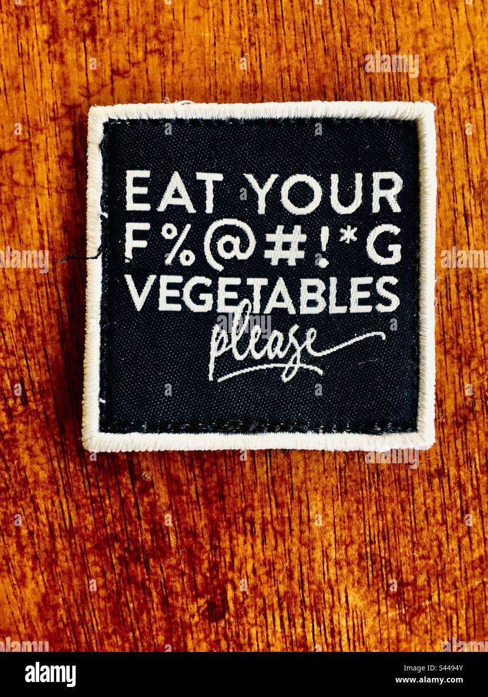 Un messaggio forte circa mangiare le verdure. F%@#!*G veggie. Parola offensiva, espletiva, artfully usata per effetto. Per favore. - Immagine stock catturata con smartphone