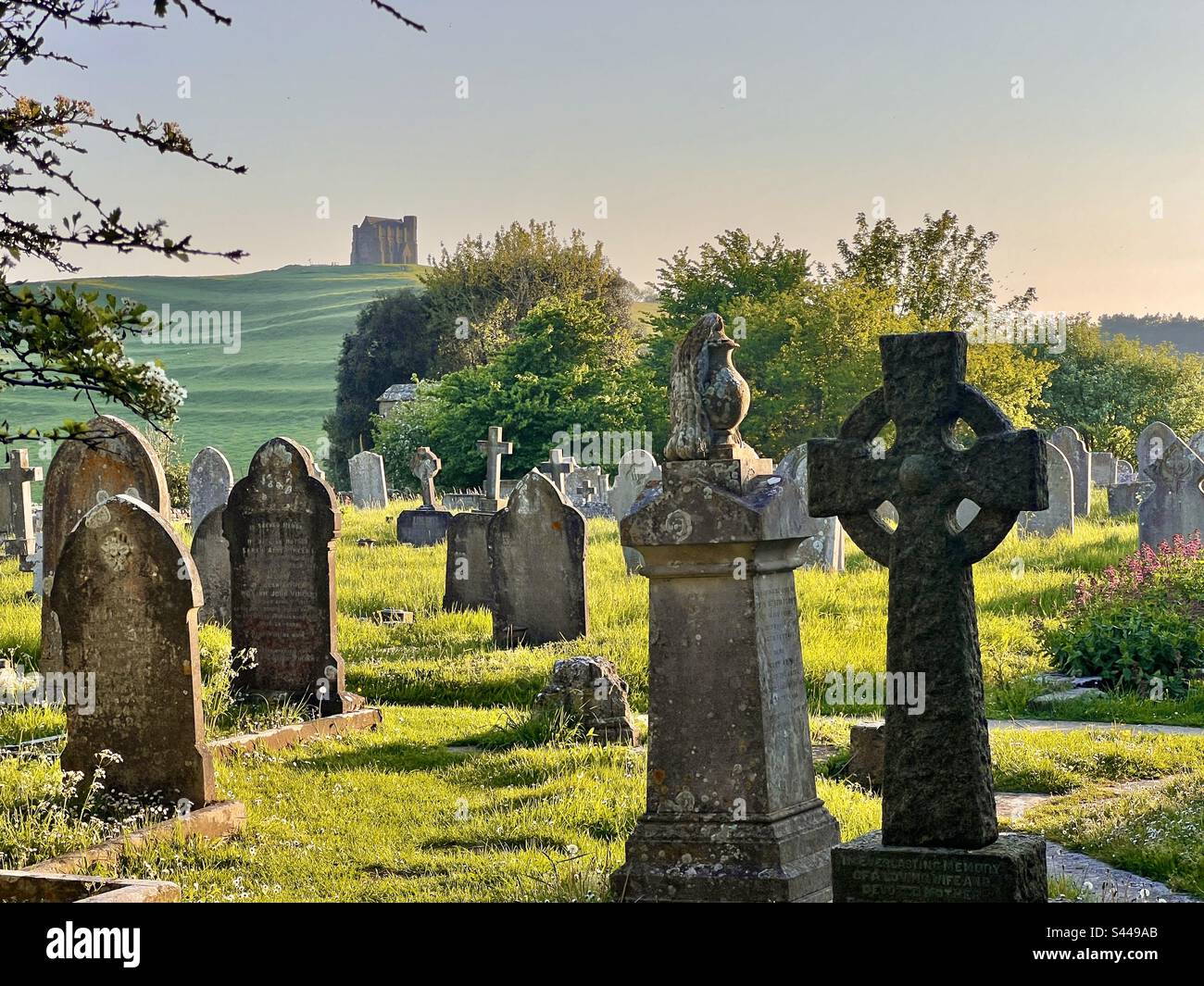 Cimitero di San Nicola con la cappella di santa Caterina sullo sfondo in una serata primaverile ad Abbotsbury dorset Foto Stock