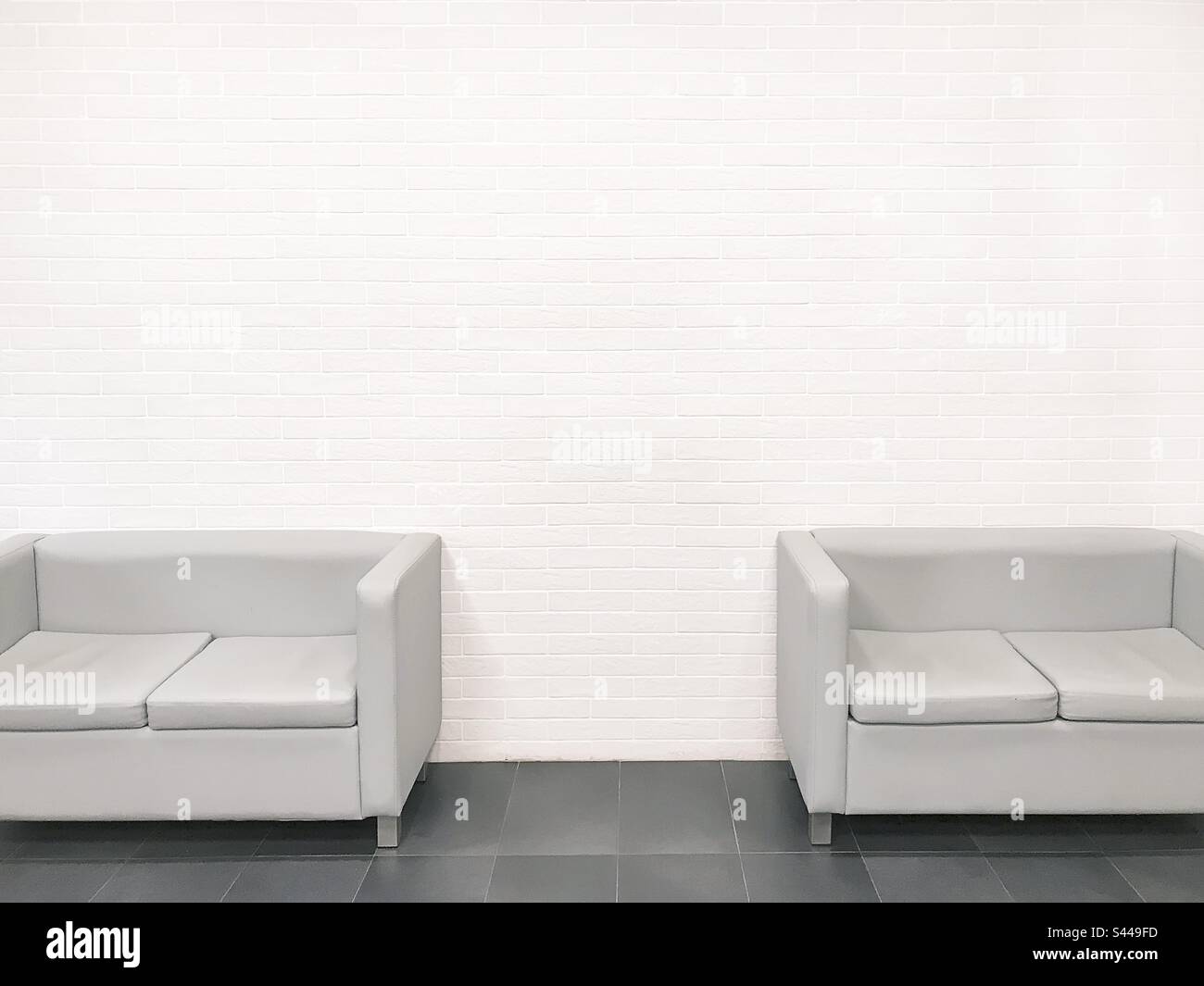 Due divani vuoti Foto Stock