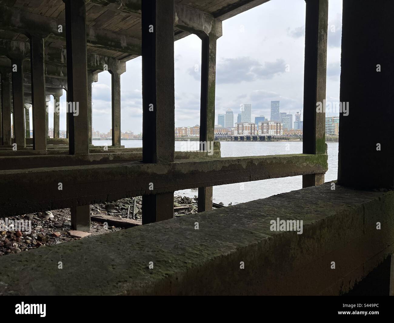 Canary Wharf dal molo di Wapping. - Immagine stock catturata con smartphone