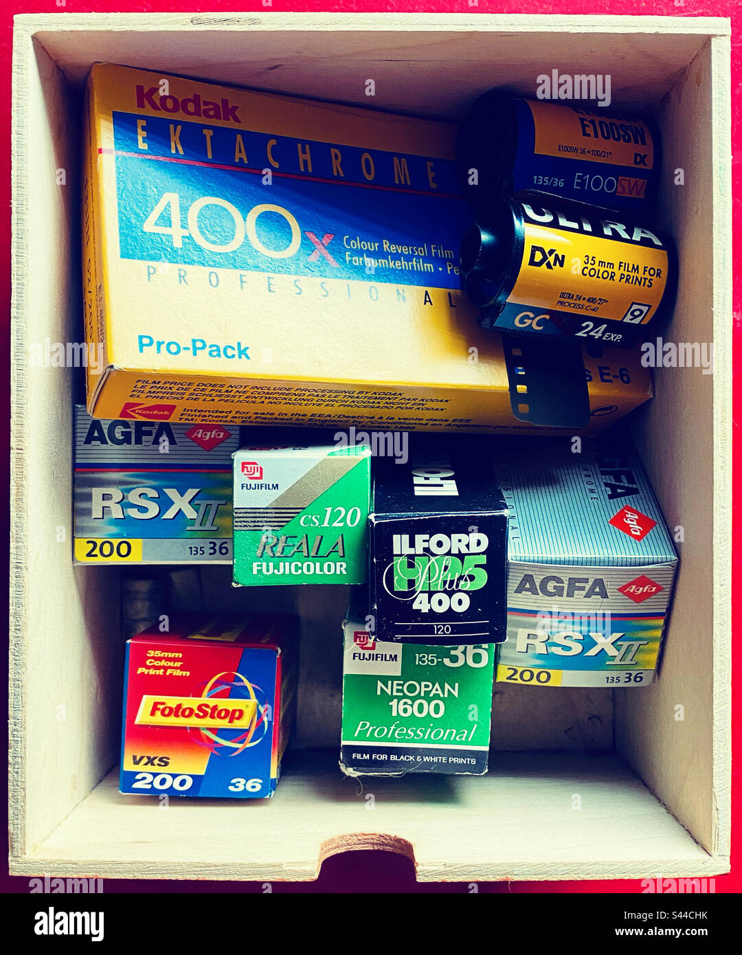 Un piccolo cassetto pieno di vecchi film da fotocamera 35mm e 120 Foto Stock