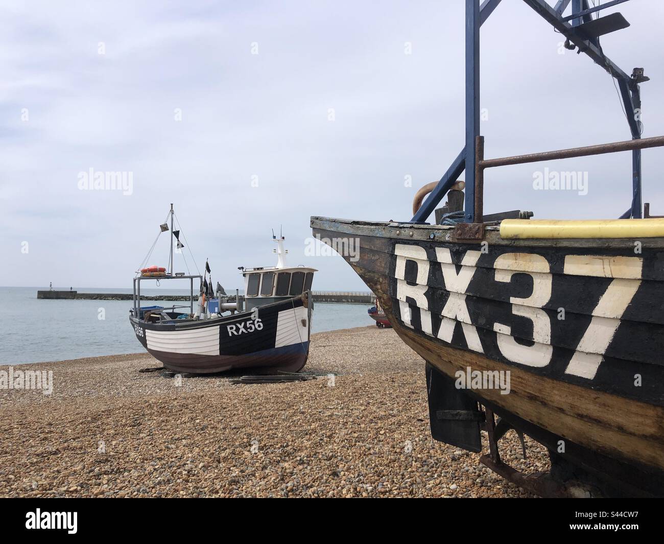 La barca del pescatore nella città costiera britannica Hastings nel Sussex orientale Inghilterra Gran Bretagna Foto Stock