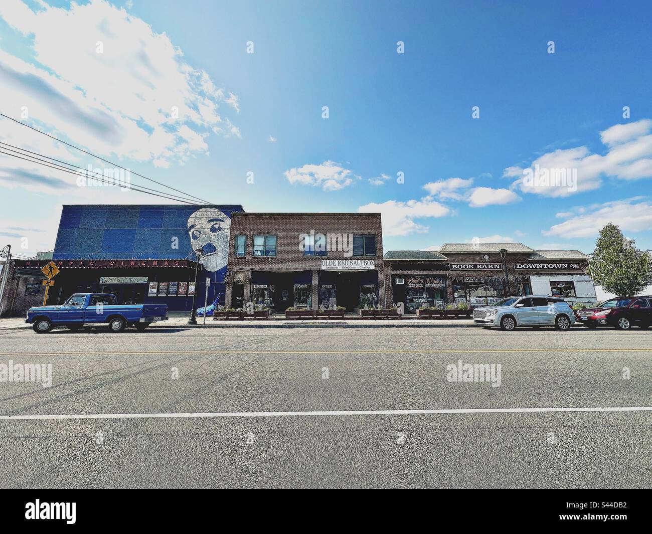 Niantic, Connecticut, Stati Uniti: Zona centrale di Main Street con i punti vendita, tra cui l'ex cinema Niantic, ora una sala giochi. E anche il famoso Book Barn, edizione del centro. - Immagine stock catturata con smartphone