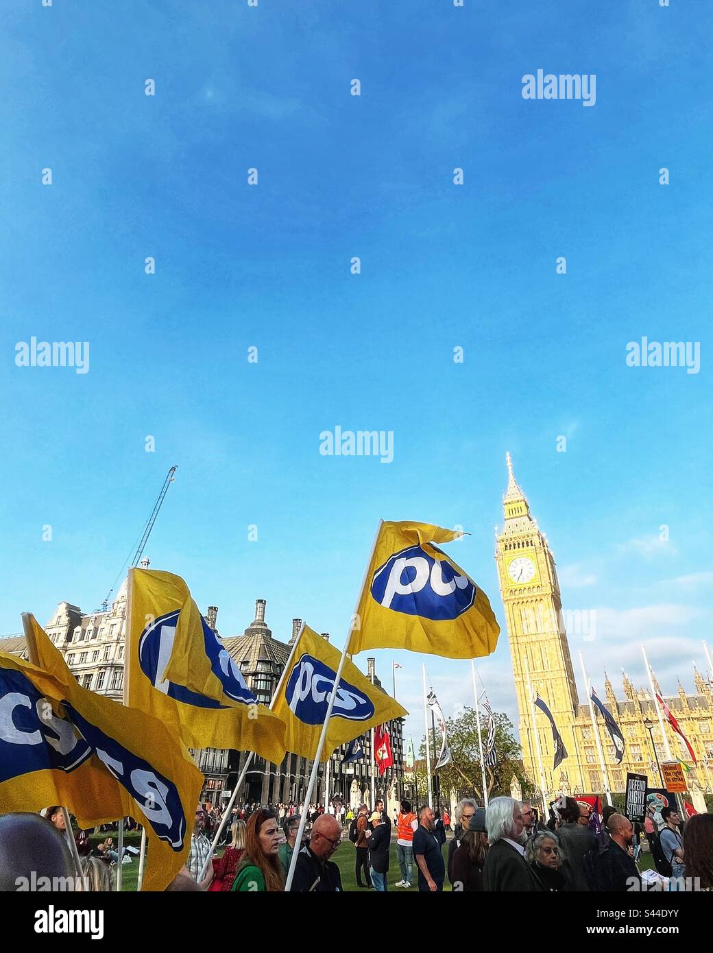 Public Commercial Services bandiere sindacali al di fuori del parlamento - il PCS rappresenta i funzionari del governo britannico Foto Stock