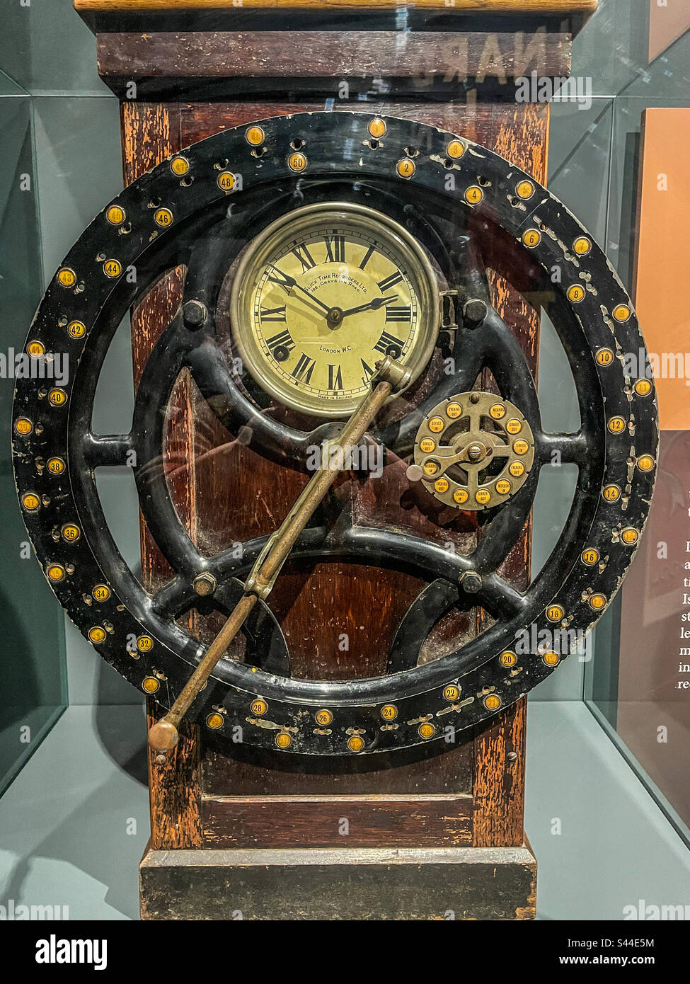 Vecchia timbratura nella macchina Foto Stock