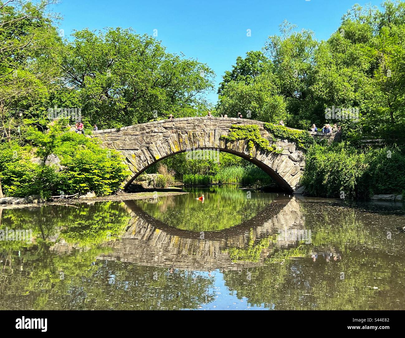 Gapstow Bridge a Central Park, New York. Utilizzato come posizione di ripresa nel filmato Home Alone Foto Stock