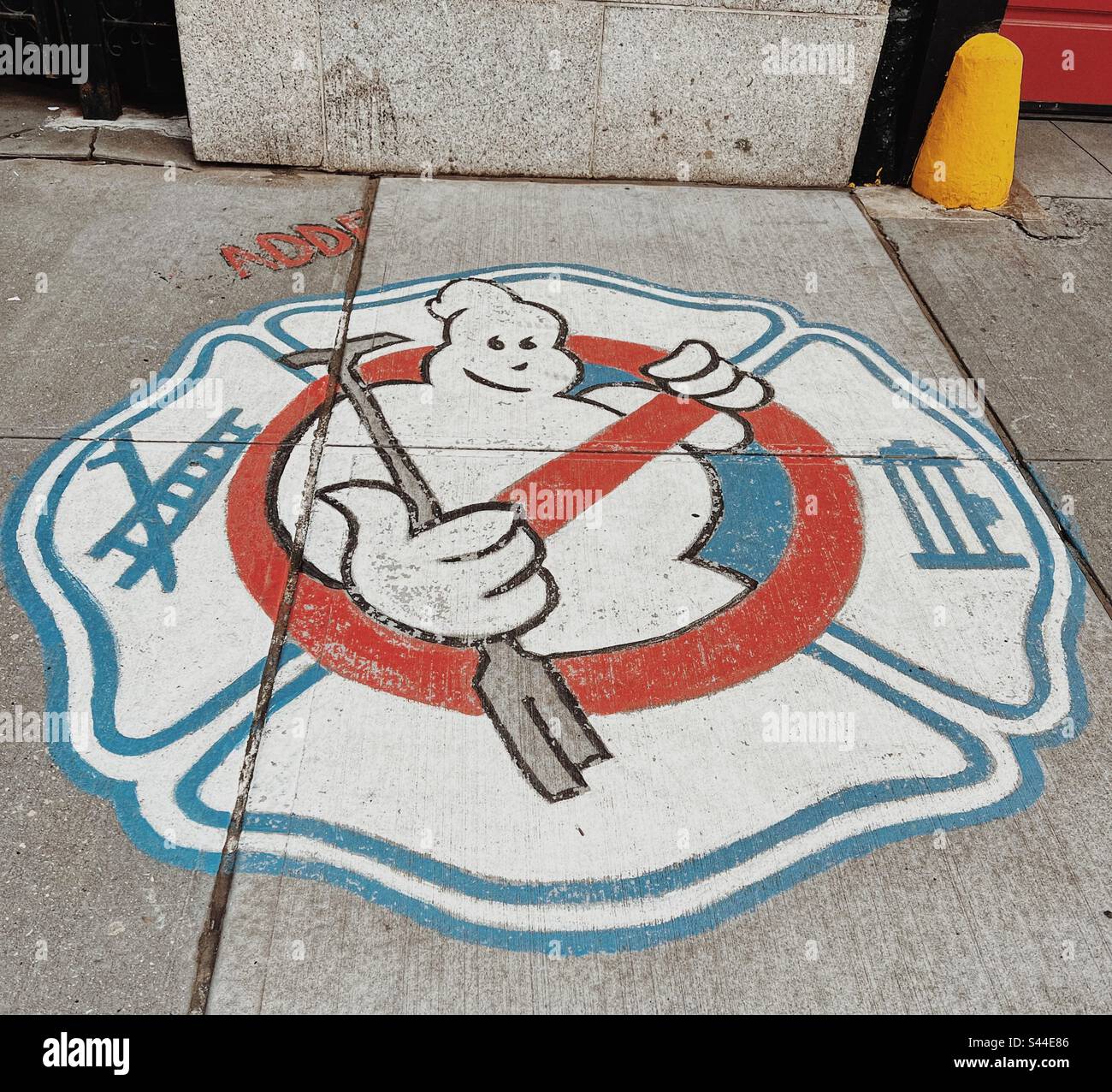 Logo Ghostbusters sul pavimento a New York - Immagine stock catturata con smartphone