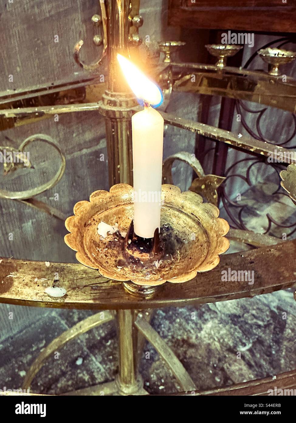 Una candela che brucia nella Cattedrale di Saint Finbarre a Cork, Irlanda. Foto Stock