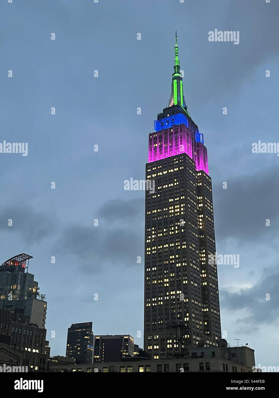 Tower Lights on the Empire state Building 24 maggio 2023 in onore del Centennial Gala del Museum of New York Foto Stock