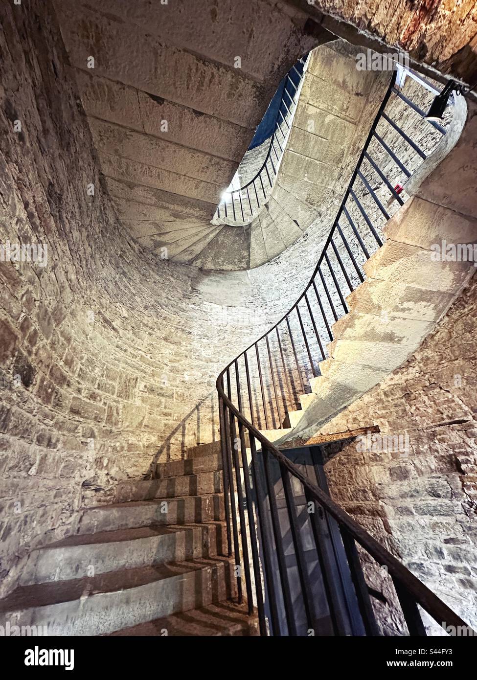 Una scala a chiocciola in pietra, nella storica Cork City Gaol in Cork Irlanda Foto Stock