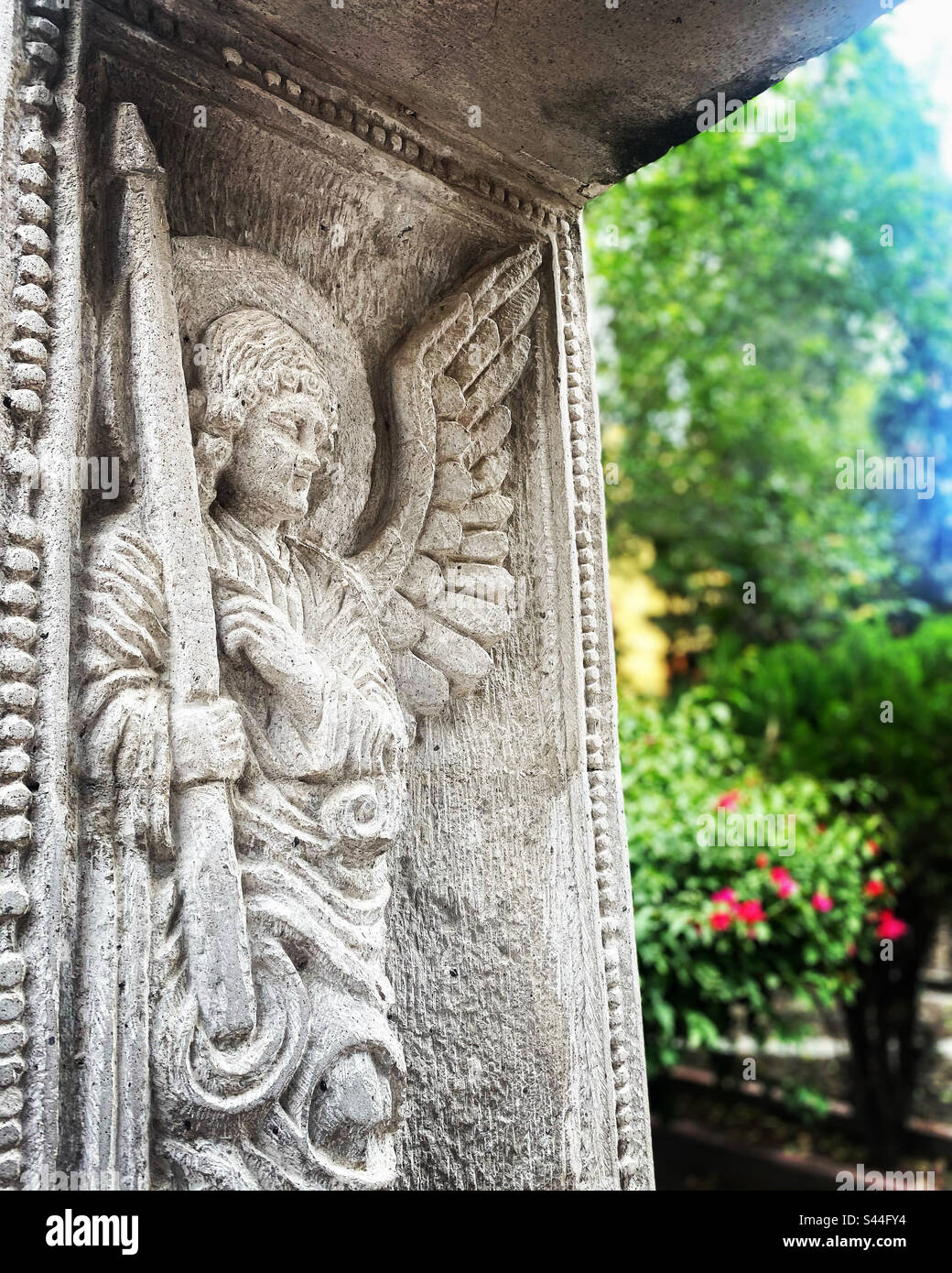 Un angelo che punta una freccia decora un giardino nella Basilica de Nuestra Señora de los Dolores de Soriano a Colon, Queretaro, Messico Foto Stock
