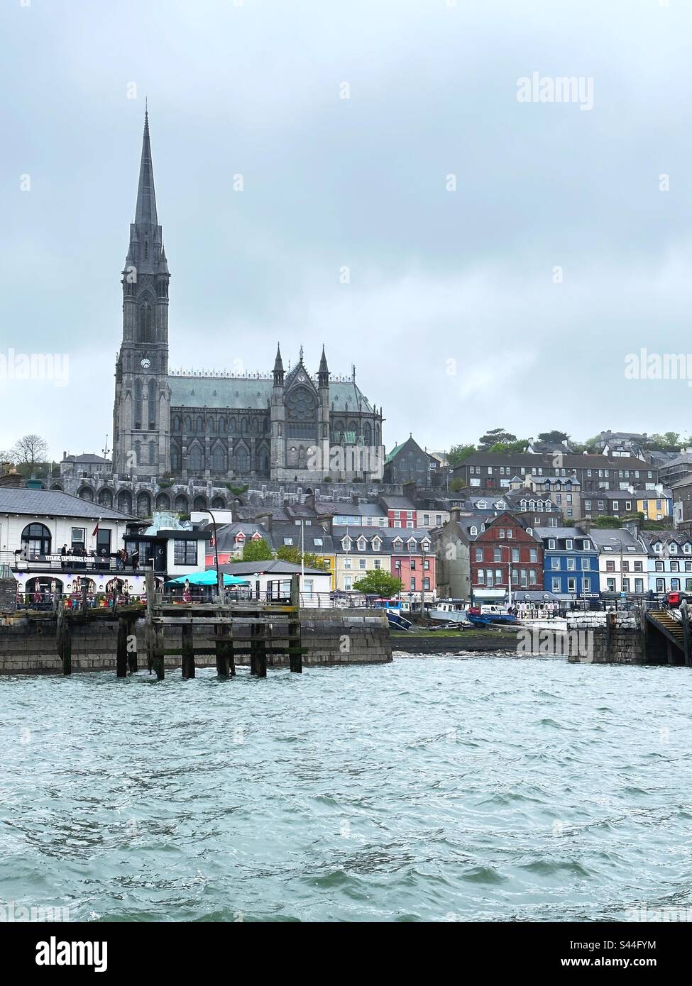 La colorata città di Cobh Irlanda vista da una barca sull'acqua. Foto Stock