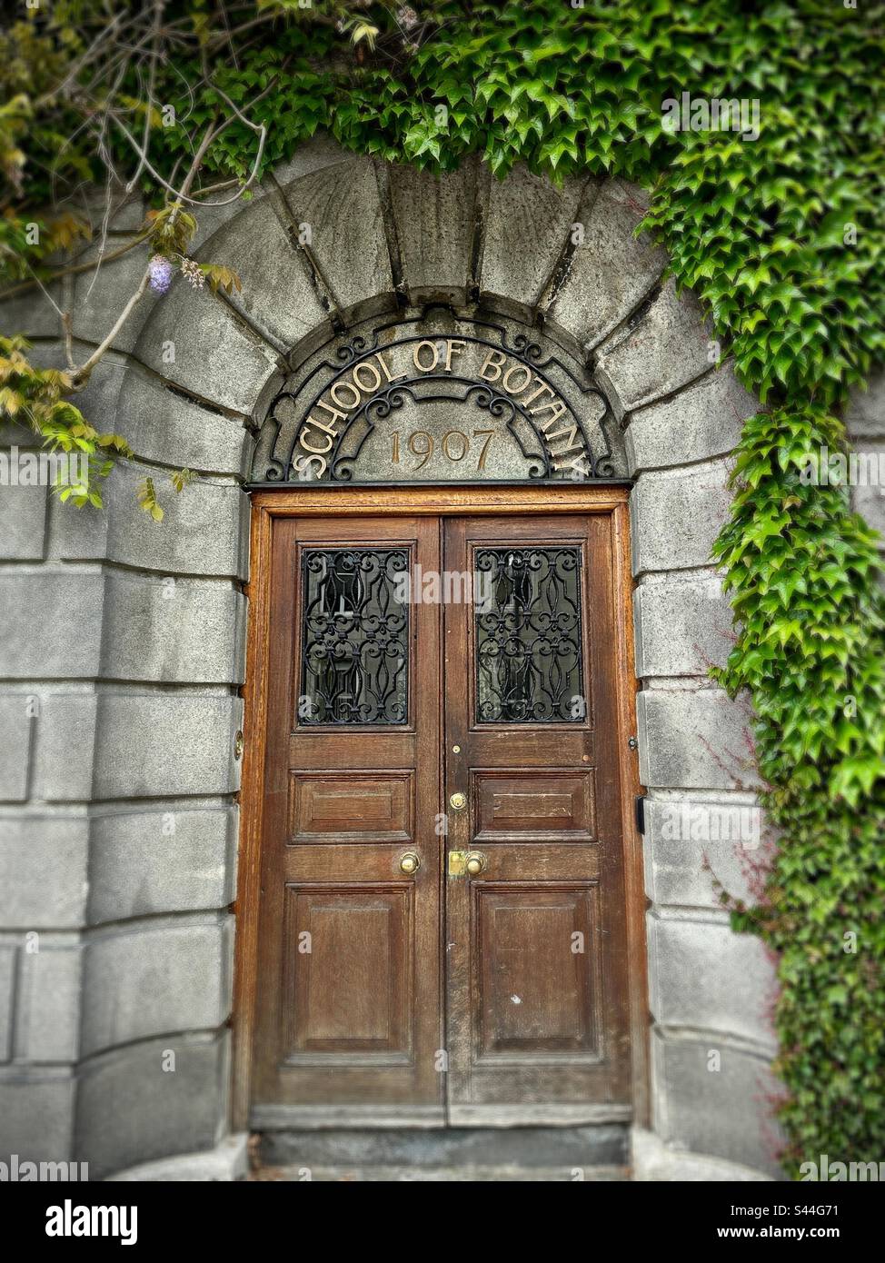 L'ingresso alla scuola di botanica al Trinity College di Dublino, Irlanda. Foto Stock