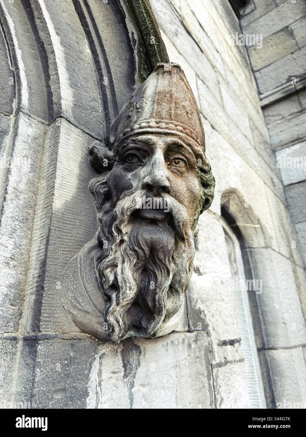 Scultura della testa di un uomo bearded scolpita nella parete del castello di Dublino, Irlanda. Foto Stock