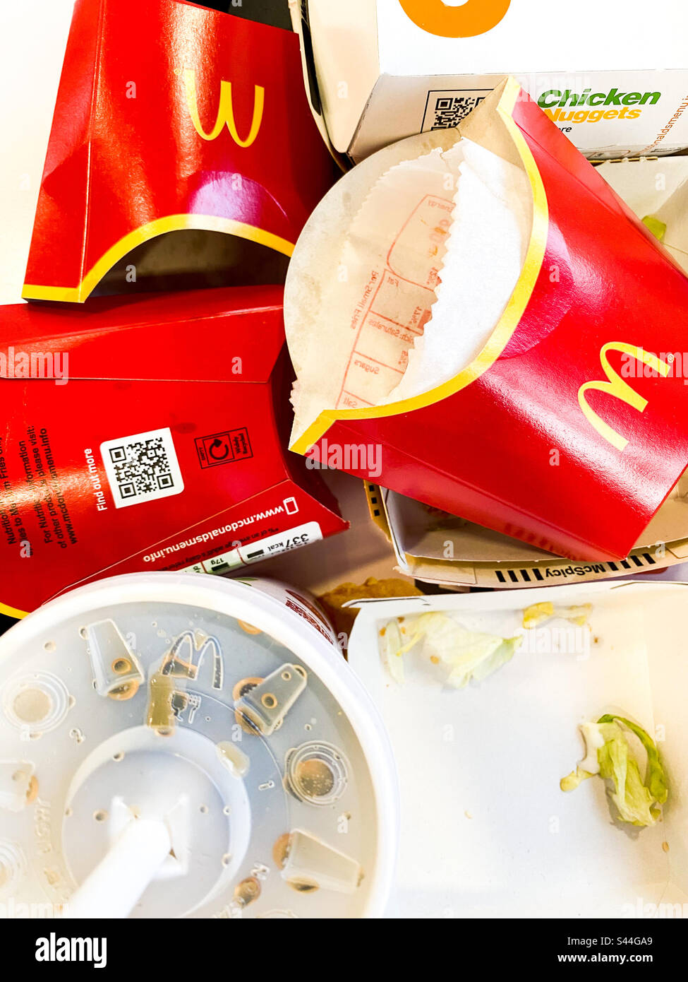 Confezione monouso di carta e plastica da un pasto di famiglia in un ristorante fast food McDonald’s. Foto Stock