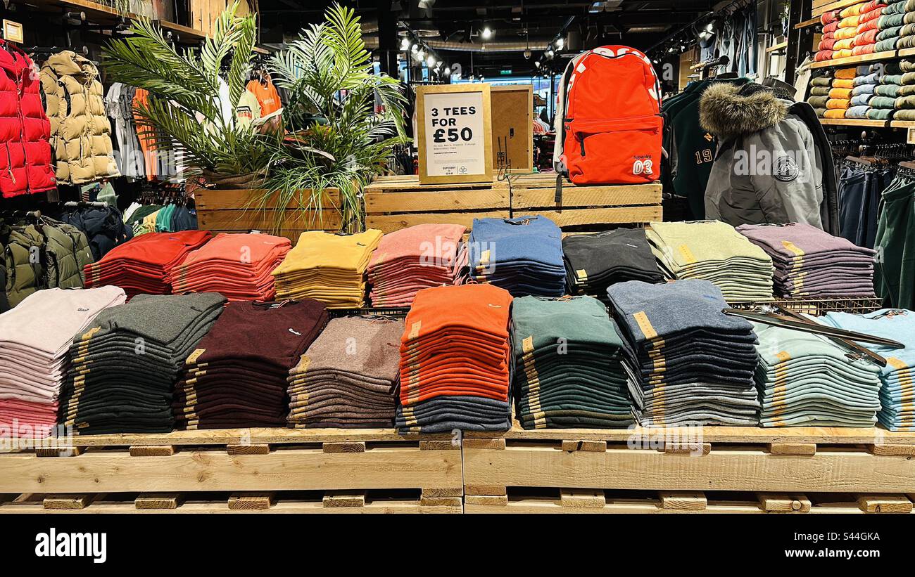 T-shirt in un ramo di superdry - Immagine stock catturata con smartphone