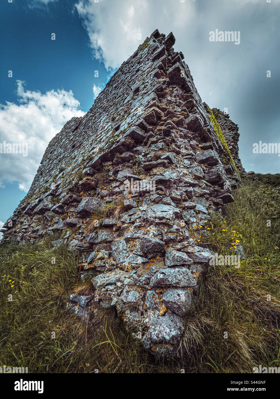 Pennard Castello di Pennard, Gower. Un primo piano ad angolo ampio che mostra l'erosione della rovina. - Immagine stock catturata con smartphone