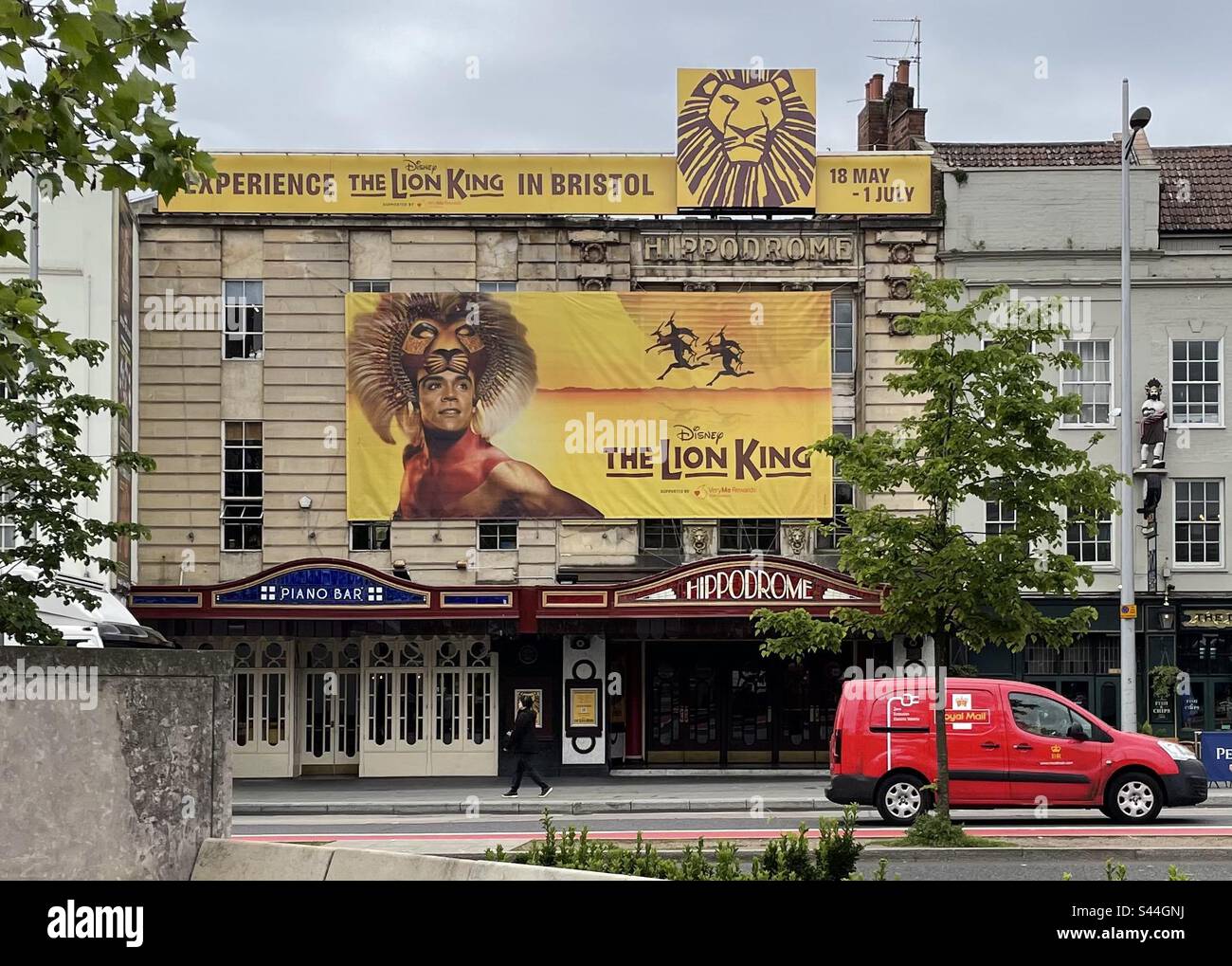 2023 maggio, Bristol, Inghilterra, Regno Unito: Pubblicità per lo spettacolo musicale Disney “il Re Leone” al di fuori dell’Ippodromo di Bristol Foto Stock