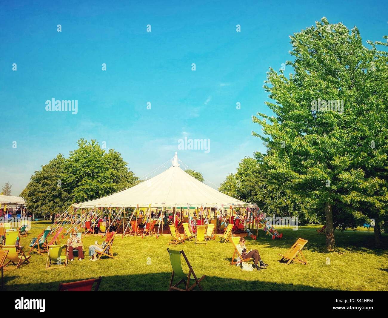 La gente che si gode il sole il giorno 2 del Festival Hay in Galles. Venerdì 26 maggio 2023. Foto Stock