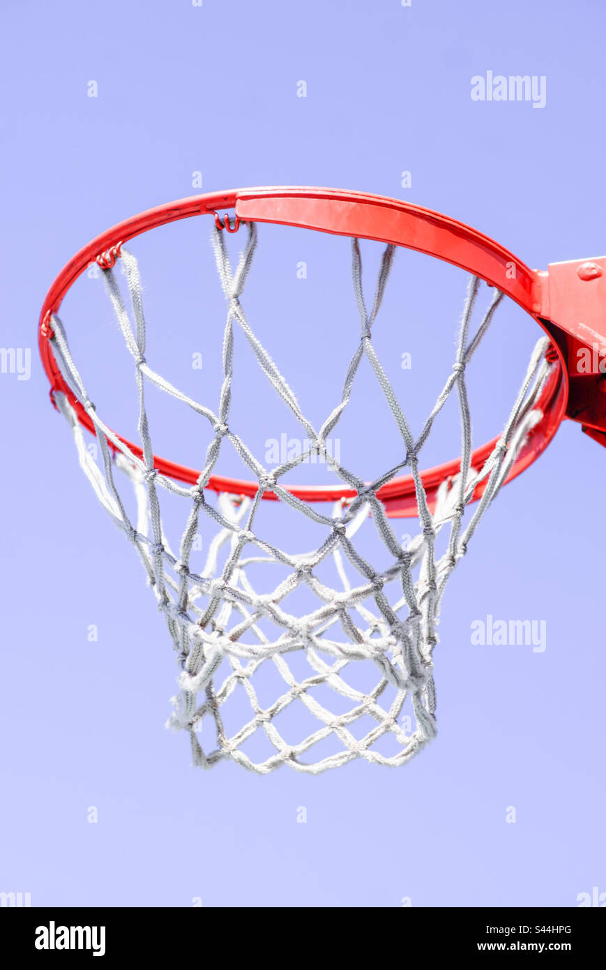 Canestro da basket in una giornata di sole Foto Stock