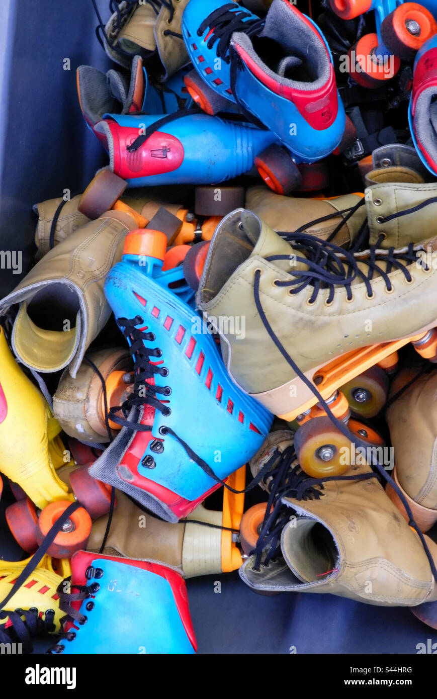 Riportare qui i pattini a rotelle Foto Stock