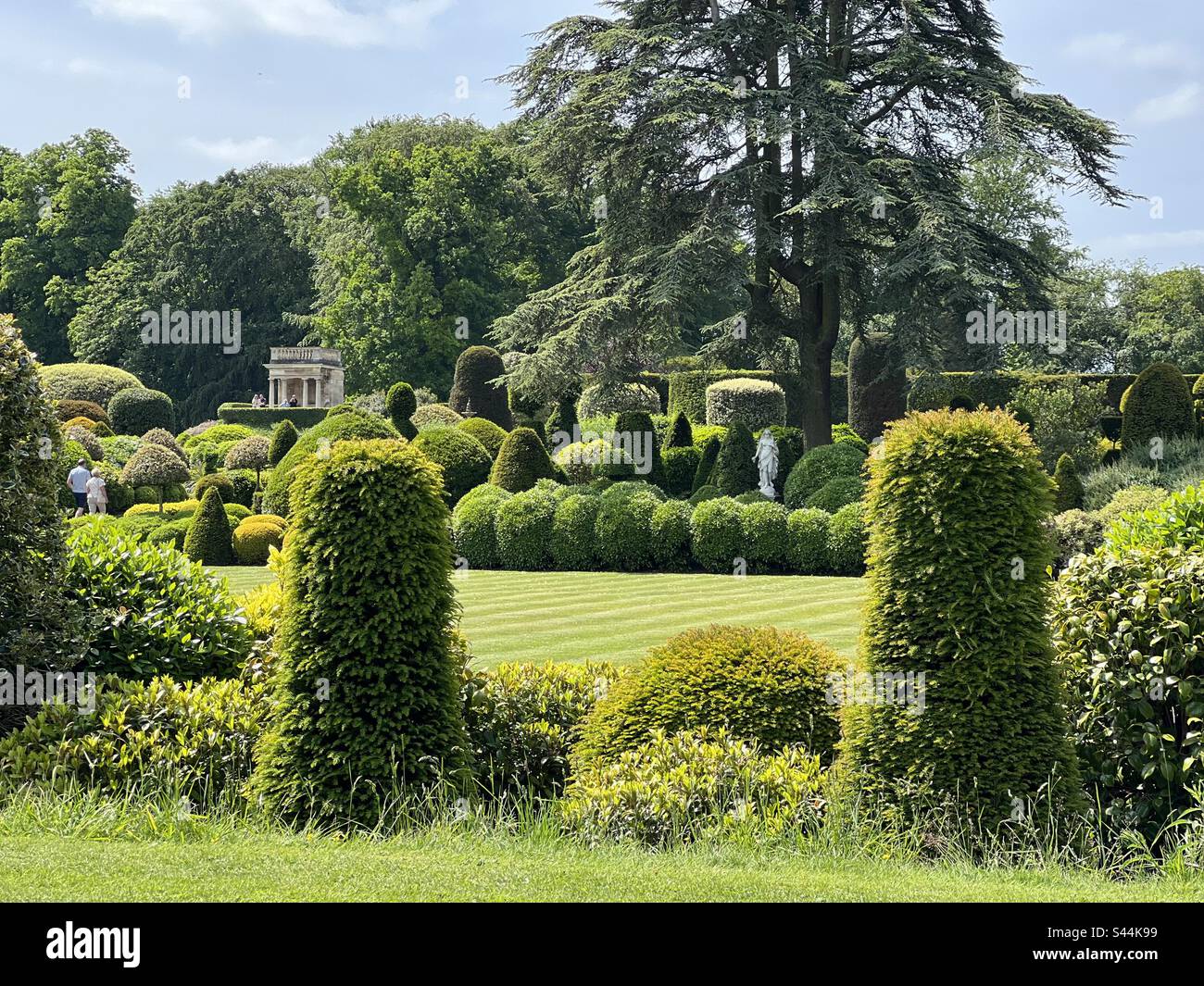 Brodsworth Hall e statue e splendidi siepi e giardini Foto Stock