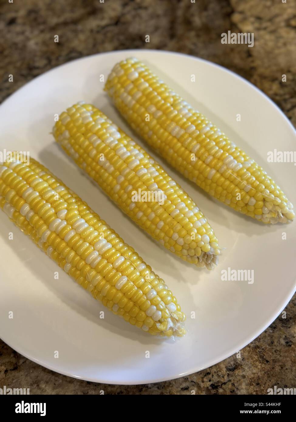 Mais fresco alla griglia sulla pannocchia su piatto bianco - Immagine stock catturata con smartphone