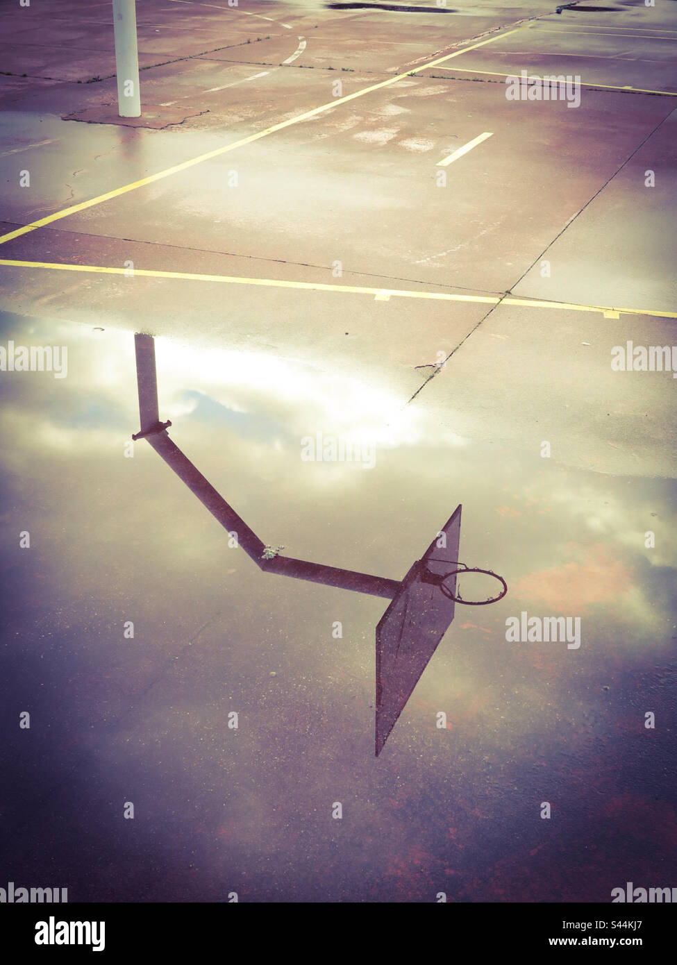 Scelta di un campo da basket all'aperto dopo una tempesta - Immagine stock catturata con smartphone