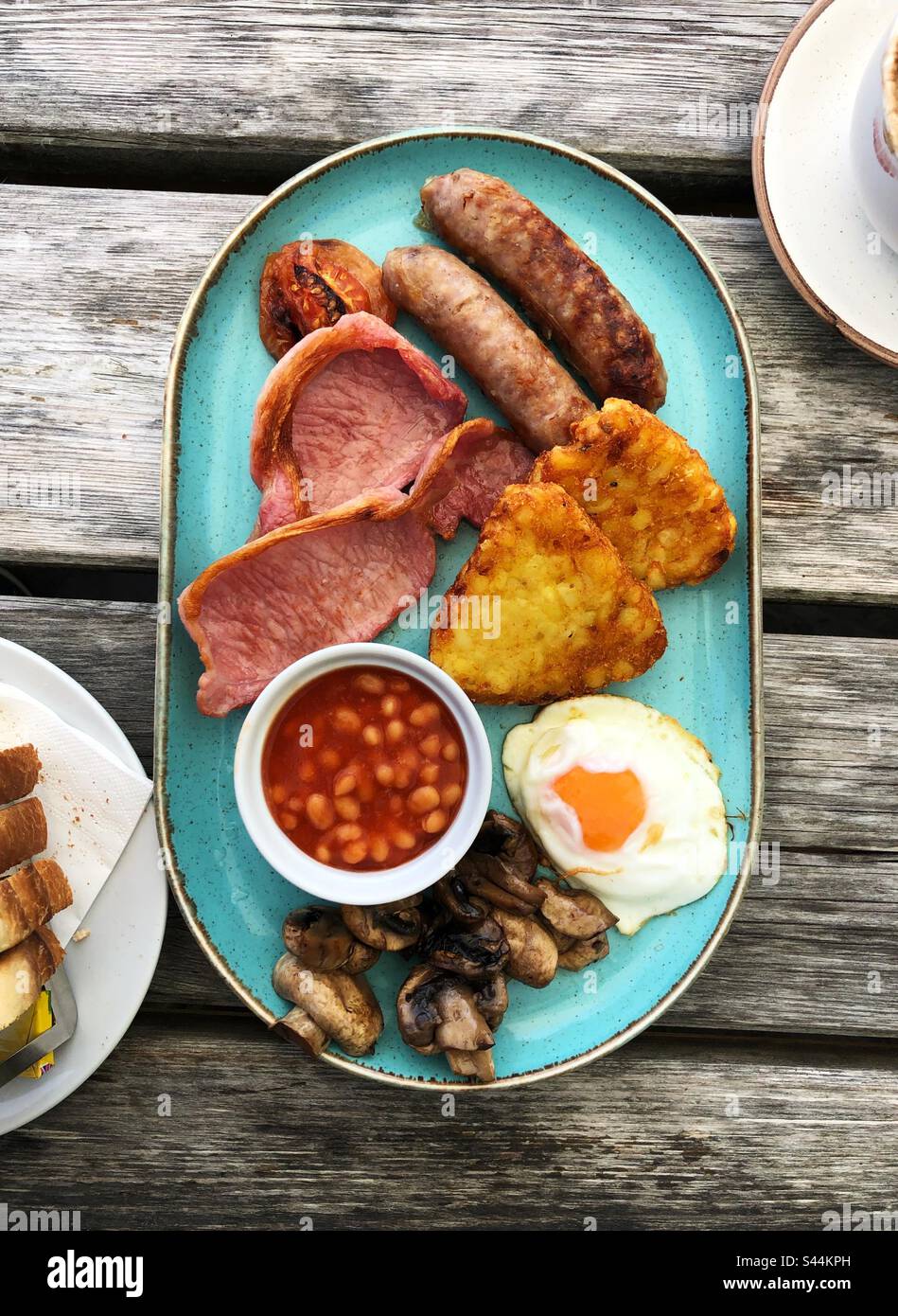 Colazione all'inglese completa in appartamento - Immagine stock catturata con smartphone