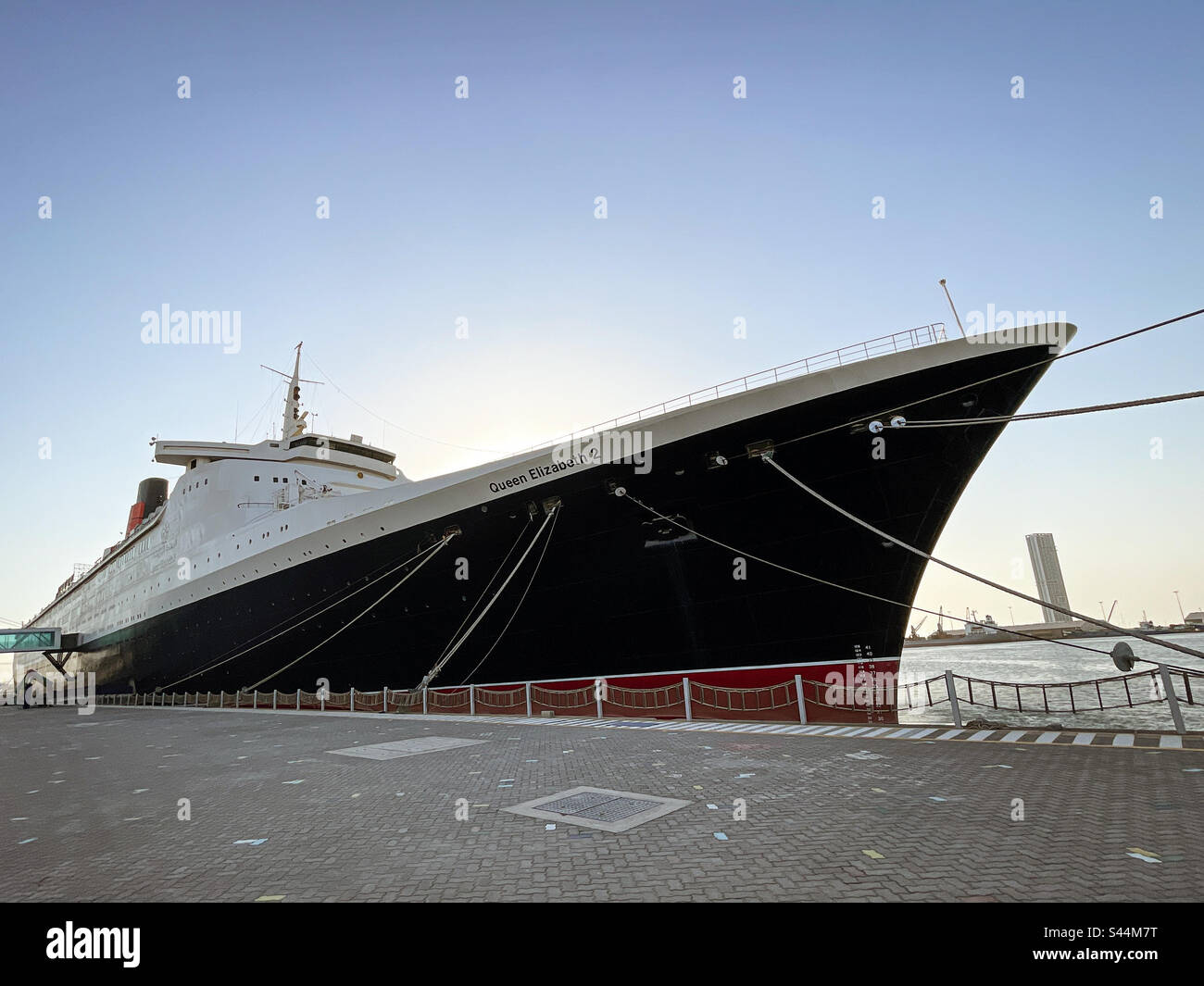 Hotel galleggiante Queen Elizabeth II ormeggiato a Dubai, Emirati Arabi Uniti - Immagine stock catturata con smartphone