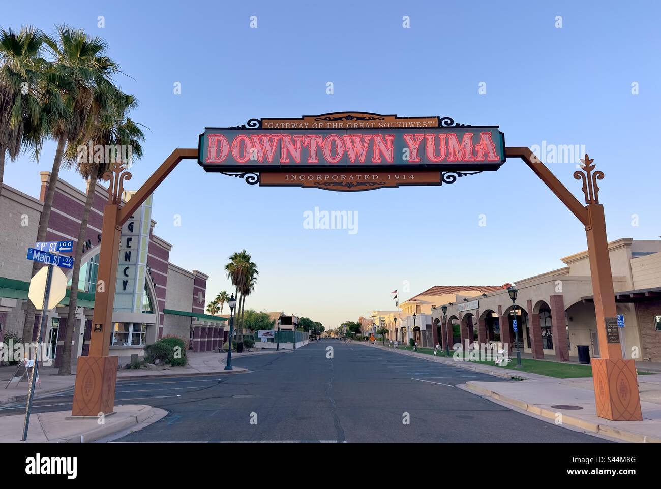 All'alba, al neon, indica il centro di Yuma, Arizona Foto Stock