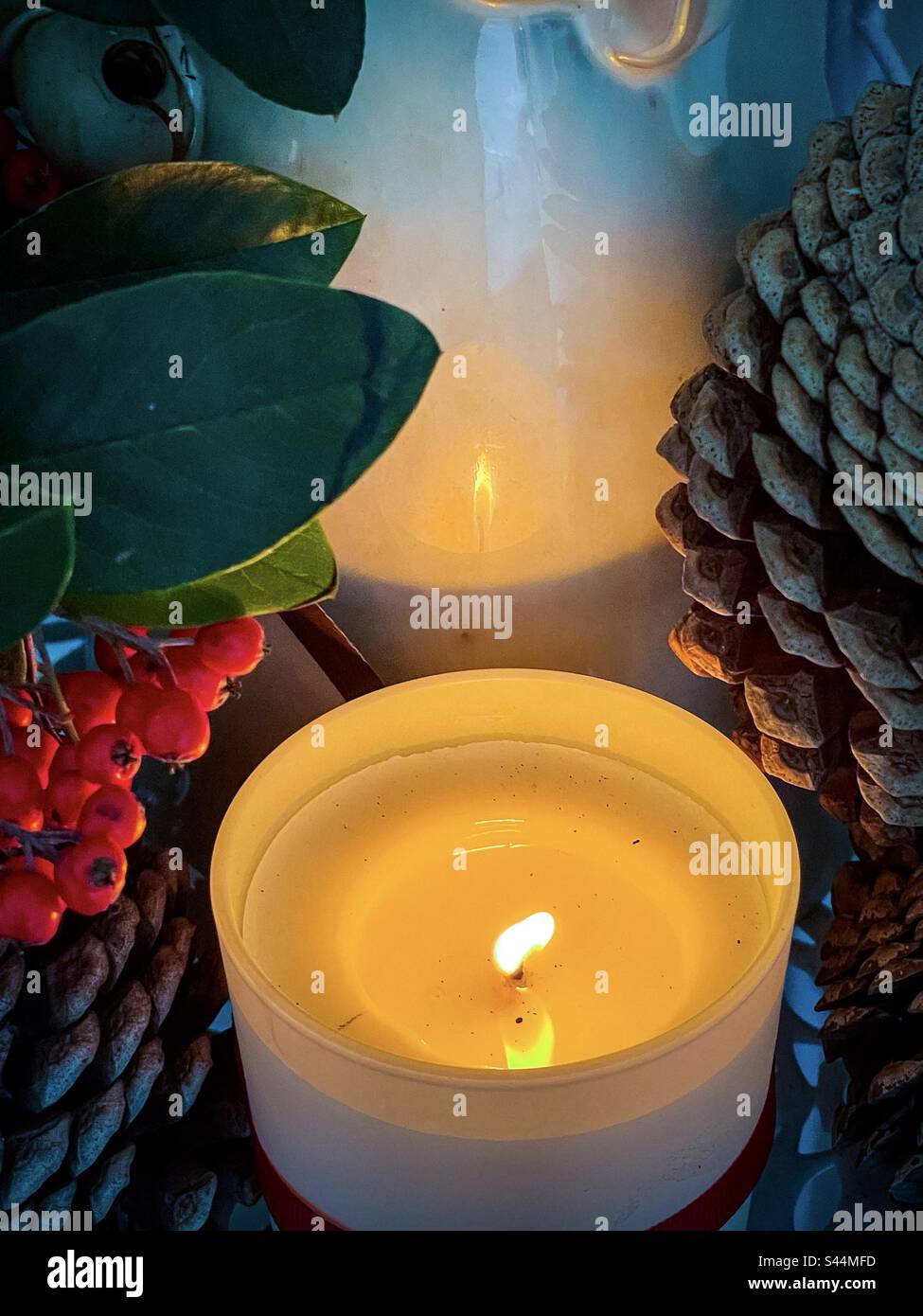 Lighted candle immagini e fotografie stock ad alta risoluzione - Alamy