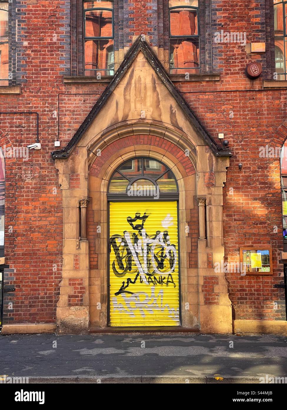 Graffiti su una porta della serranda a rullo, Lever Street, Manchester. Foto Stock