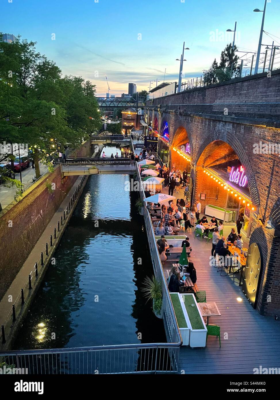 Deansgate - zona di Castlefield di Manchester, vita notturna di prima serata. Foto Stock
