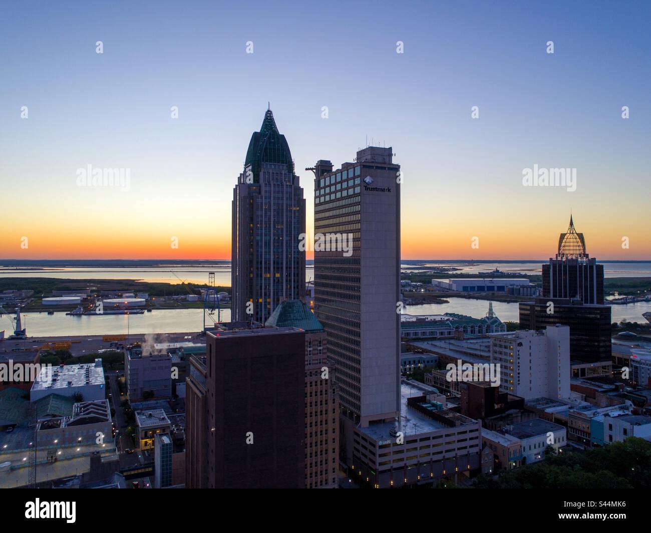 Skyline urbano all'alba Foto Stock