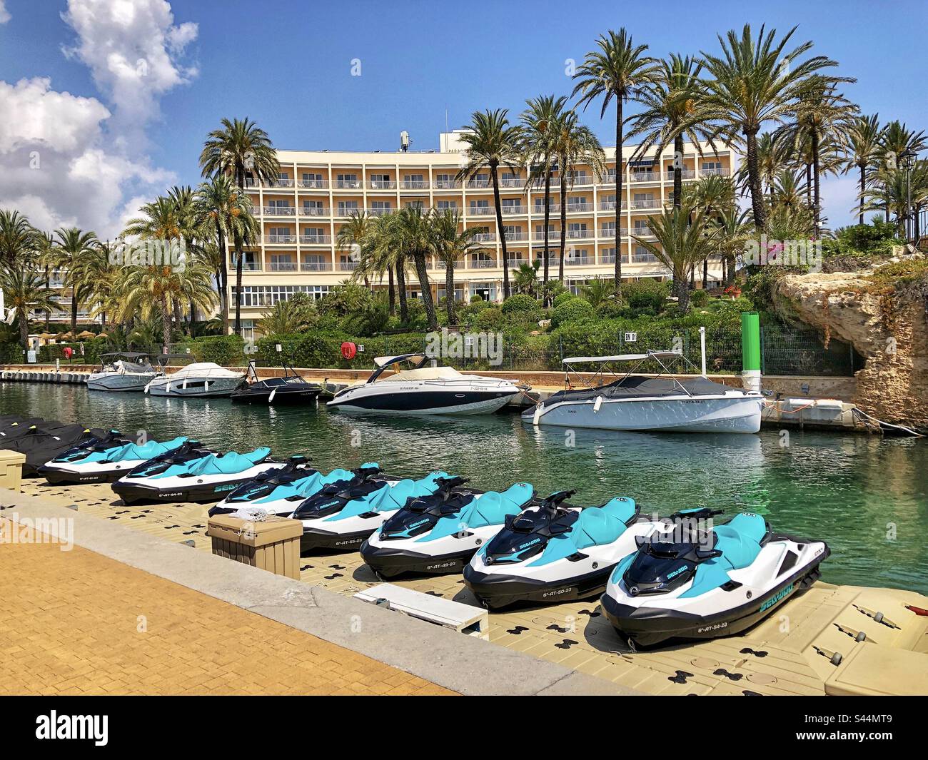 Moto d'acqua sul canale Nou fontana e hotel Parador a Platja de l'Arenal Javea Spagna Foto Stock